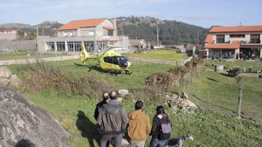 El helicóptero que aterrizó en Donón procedía de Santiago. // Santos Álvarez