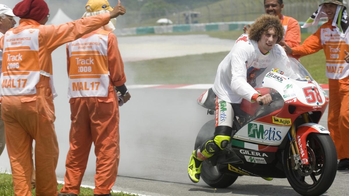 Marco Simoncelli celebra su título de campeón del mundo de 250cc en 2008.