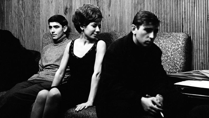 Joan Manuel Serrat (izda.), Núria Feliu y Raimon, tres de los más destacados reprensentantes de la Nova Cançó, en 1965 en el Palau de la Música Catalana.