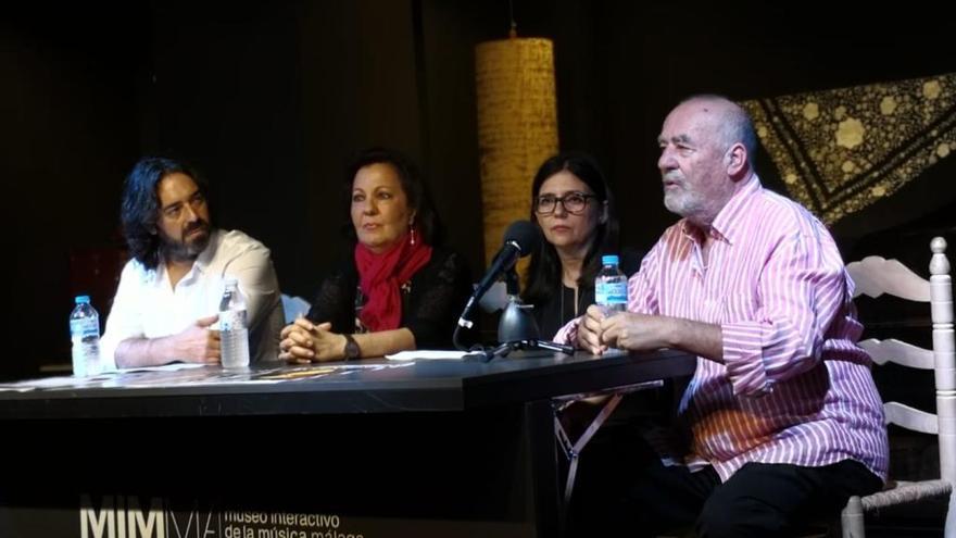 Juan Requena y Carmen Linares, junto a la alcaldesa Mercedes Montero y José Luis Ortiz Nuevo.