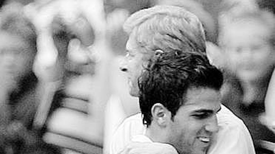 Cesc se abraza a Wenger en un partido del Arsenal.