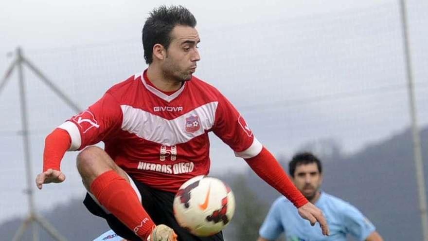 Un jugador del Estradense controla el balón ante un rival del Villalonga. // Noé Parga