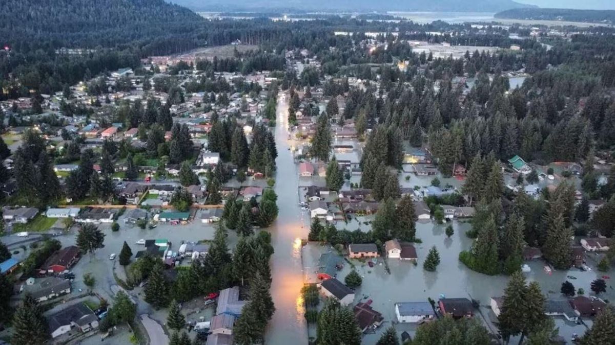Vista aérea de un barrio inundado por el glaciar