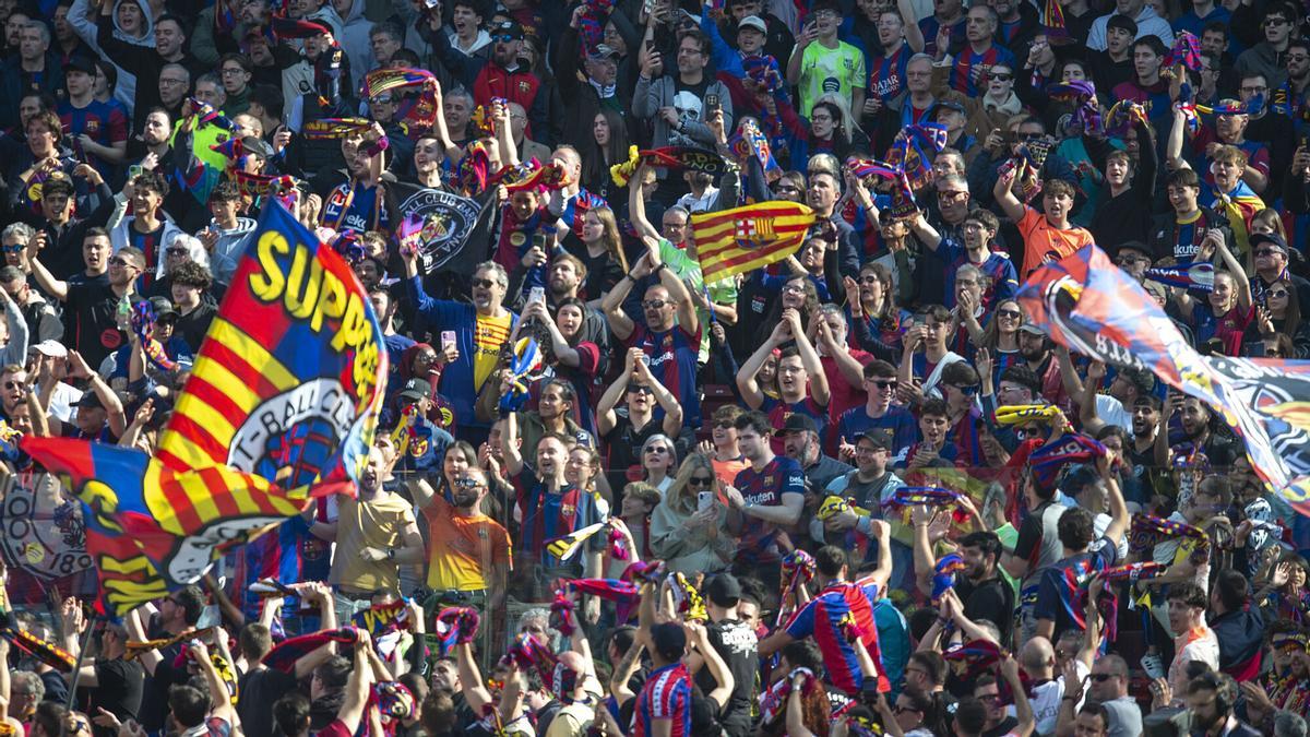 La grada de animación, durante el partido entre el FC Barcelona y el Rayo Vallecano en el Camp Nou.