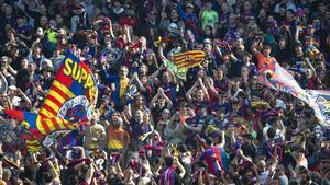 La grada de animación, durante el partido entre el FC Barcelona y el Rayo Vallecano en el Camp Nou.