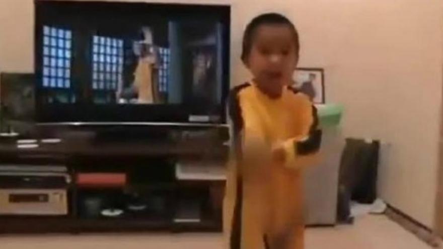 Un imitador de Bruce Lee de 4 años