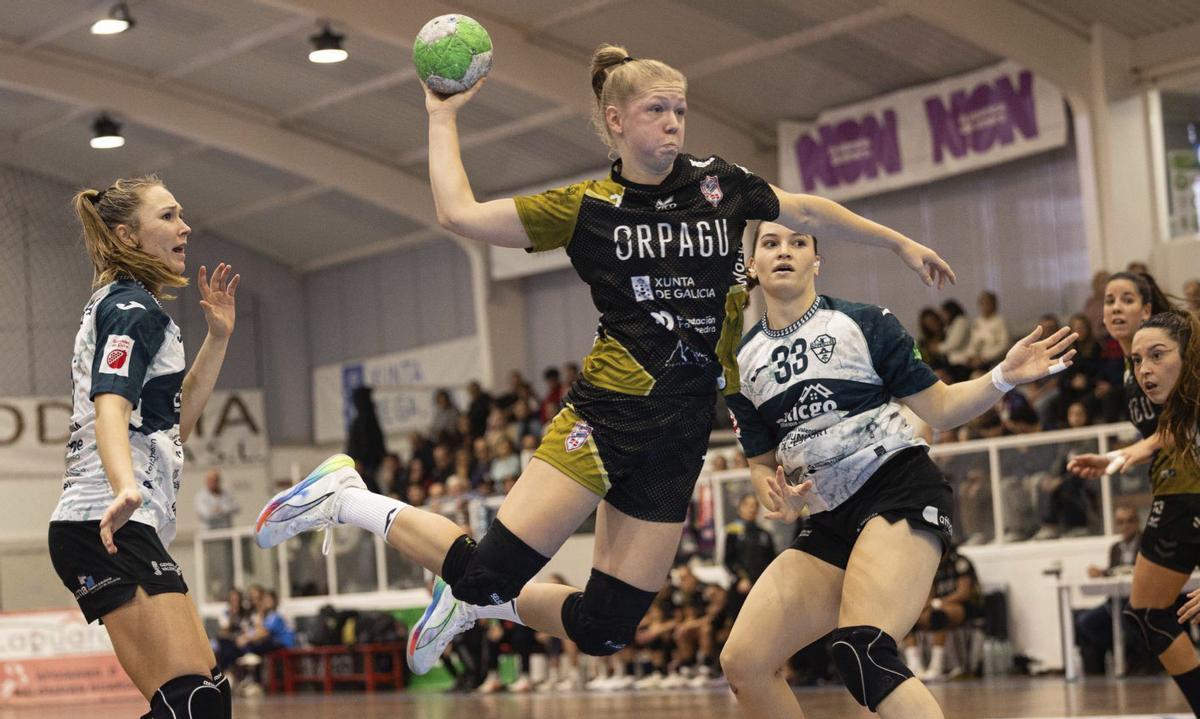 Blazka Hauptman se dispone a lanzar en el partido de la primera vuelta. | SPORTCOECO