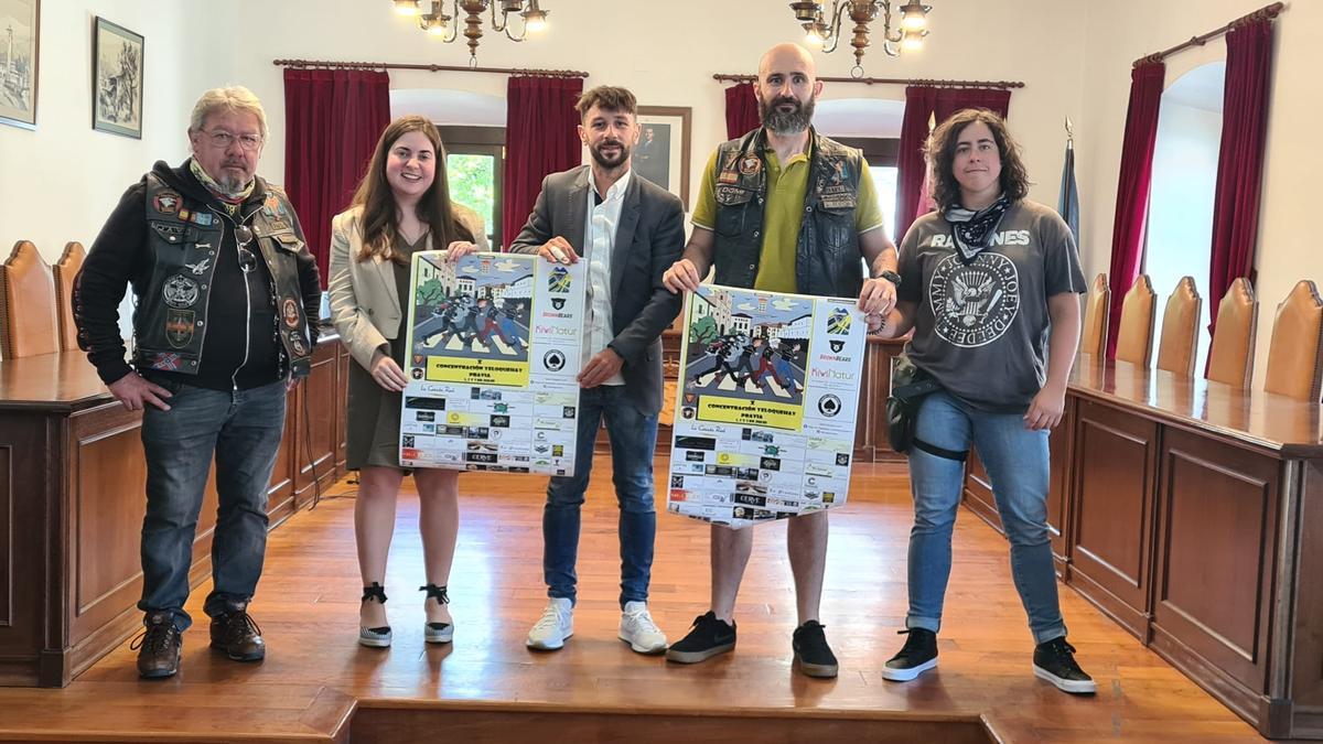 La concejala de Turismo, Carolina Fernández, y el concejal de Deportes de Pravia, Alejandro del Busto, con miembros del club HDC Astur en la presentación de la concentración