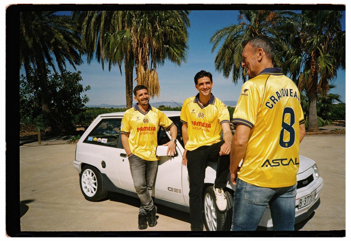 Otra inagen de la equipación bretro del Villarreal.