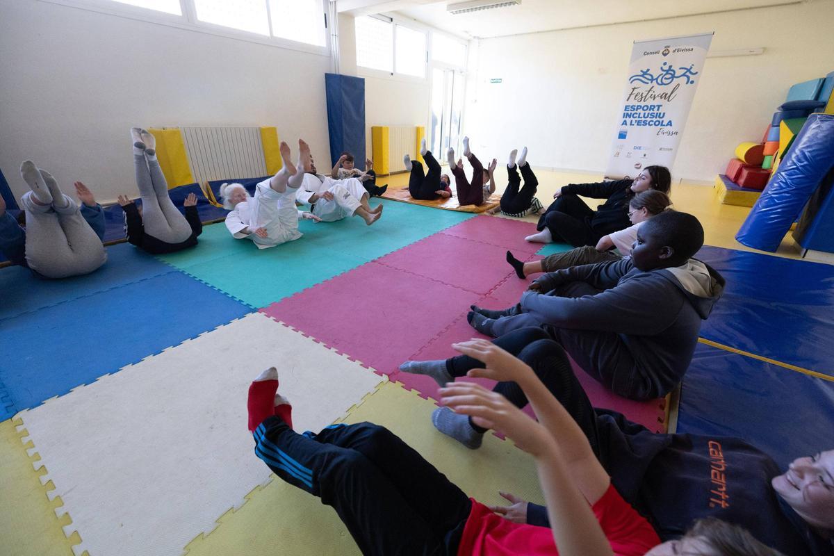 Las imágenes de la visita de la deportista paralímpica Marta Arce Payno al colegio Es Vedrà