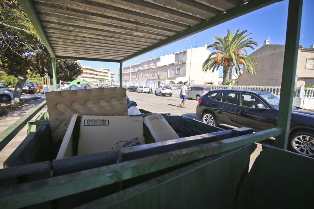 La basura se acumula en las calles de Orihuela Cos