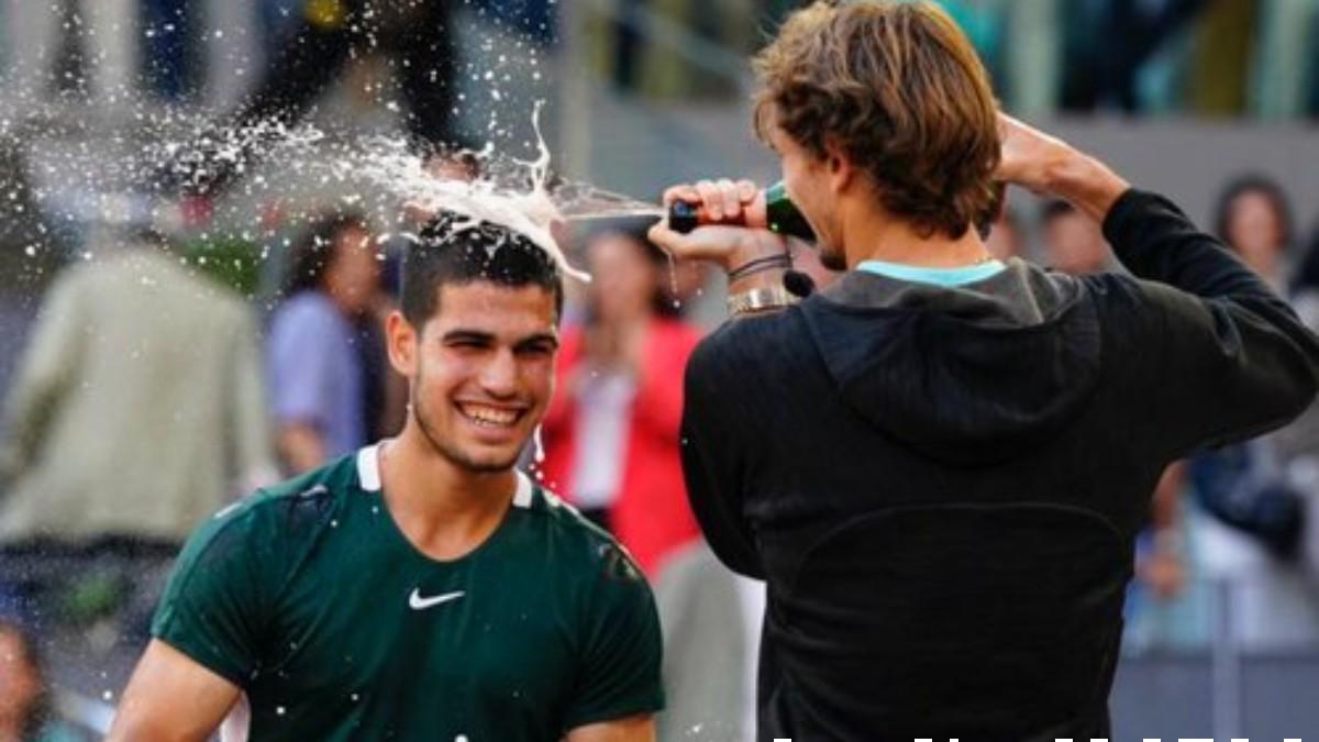 Zverev baña con cava a Alcaraz tras la final del Mutua Madrid Open.