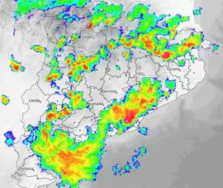 Una fuerte tormenta con pedrisco azota el área de Barcelona y amenaza el norte de Catalunya