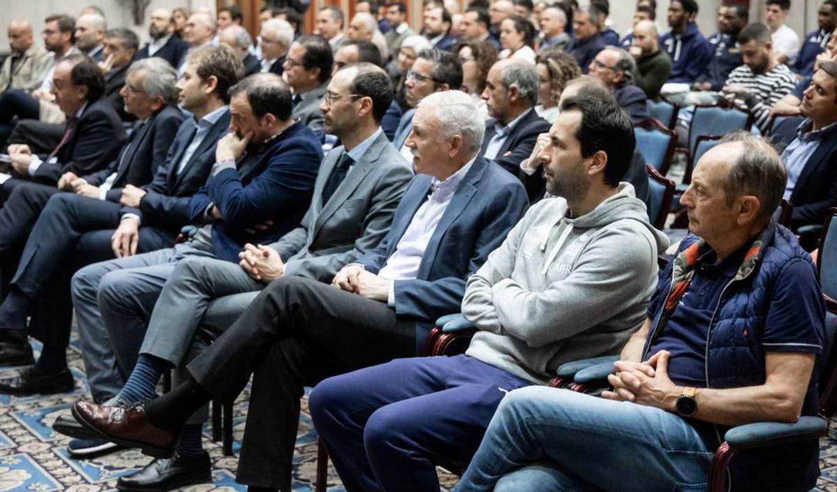 Por la izquierda, Fernando Villabella, Luis Tuero y José Antonio Tuñón, respectivamente presidente, vicepresidente y tesorero del OCB; Pelayo Coyantes, de Alimerka; Miguel Ángel Traverso, de Caja Rural; José María Salazar, de Tartiere Auto; Guillermo Arenas y Manolo Barreto, responsable de los servicios médicos del club, escuchando a Pablo Laso. | Julián Rus / OCB