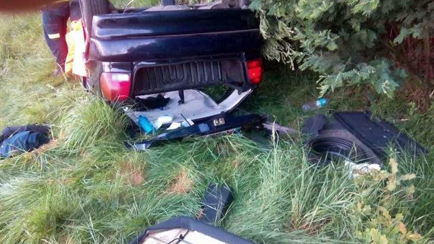 Imagen del coche siniestrado de madrugada en Castroloureiro.