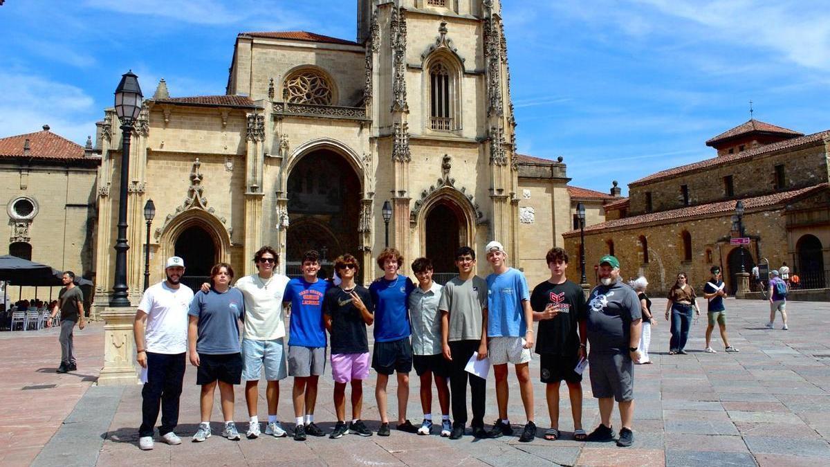 Dennis Tamargo, a la izquierda, junto a su equipo de lacrosse del colegio "Tampa Catholic High School" con la Catedral de Oviedo al fondo.