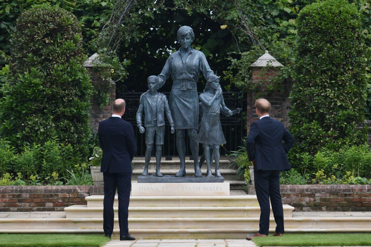 El príncipe Guillermo, duque de Cambridge, y el príncipe Enrique, duque de Sussex, durante la inauguración de la estatua de su madre, Diana, princesa de Gales, en el palacio de Kensington, Londres