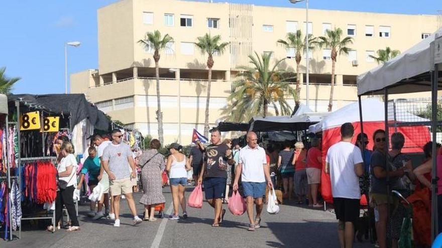 El nuevo mercadillo de Urbanova se estrena con 22 puestos de alimentación y textil