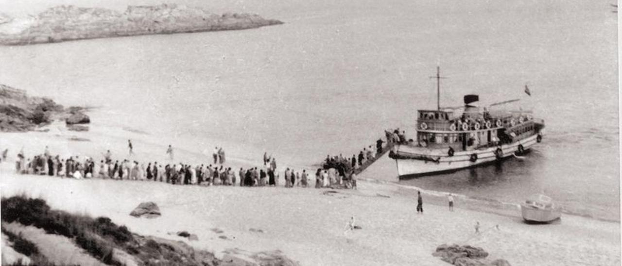 Así se embarcaba en Cíes antes de la construcción del muelle, a finales de la década de 1950