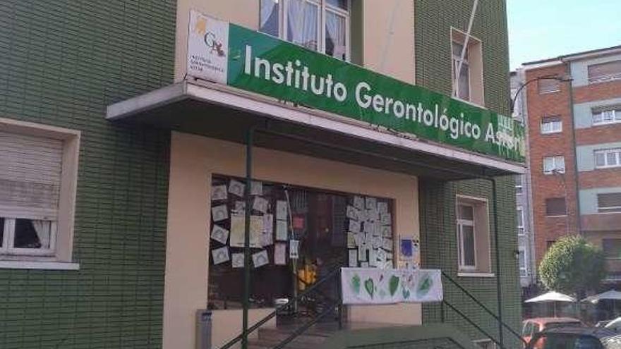 La residencia geriátrica de Gijón, cerrada al acceso ayer. // L. Parole