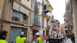 Cierran una calle al caer parte del tejado de una casa en Xàtiva