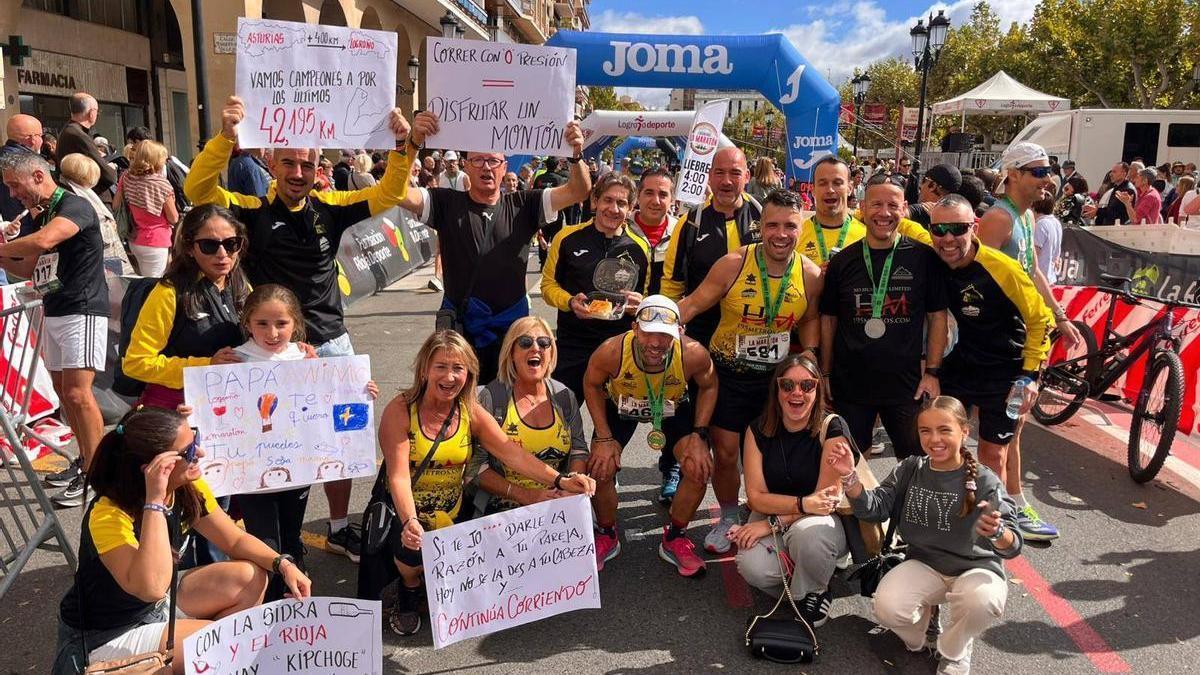 El grupo de atletas asturianos en Logroño, con Héctor Moro a la derecha.