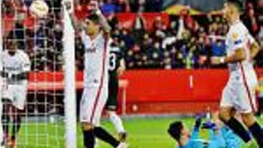 Banega celebrant el tercer gol d&#039;ahir al Pizjuán.