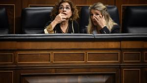 (I-D) La vicepresidenta primera y ministra de Hacienda, María Jesús Montero, y la vicepresidenta segunda y ministra de Trabajo y Economía Social, Yolanda Díaz, durante un pleno en el Congreso de los Diputados, a 19 de diciembre de 2024, en Madrid (España)