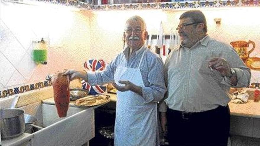 Francisco Esteve y Enrique Martínez, socios de &quot;La Tertulia&quot; antes de la comida.