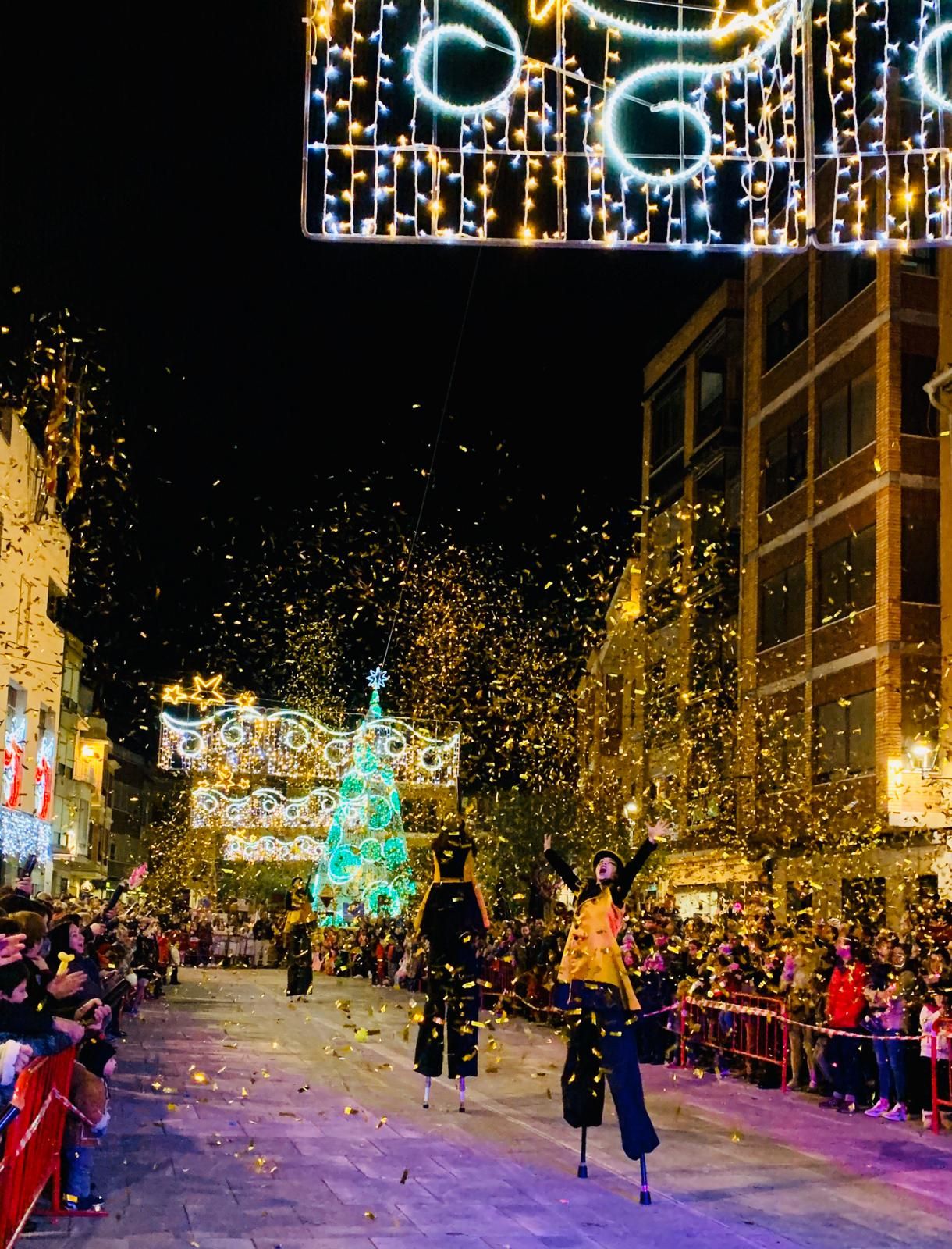 Espectacular imagen del desfile navideño que recorre las calles de Betxí en las jornadas más entrañables del año.