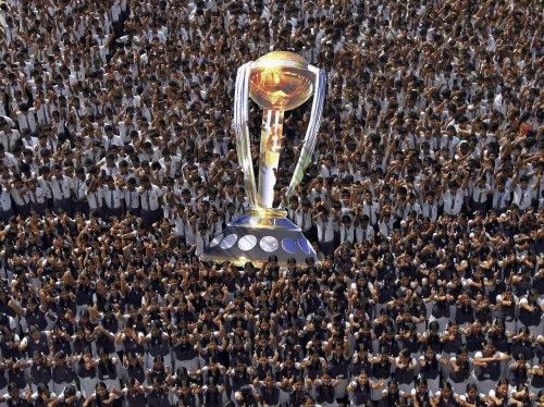 Estudiantes sujetan una réplica gigante de la Copa del Mundo de Cricket
