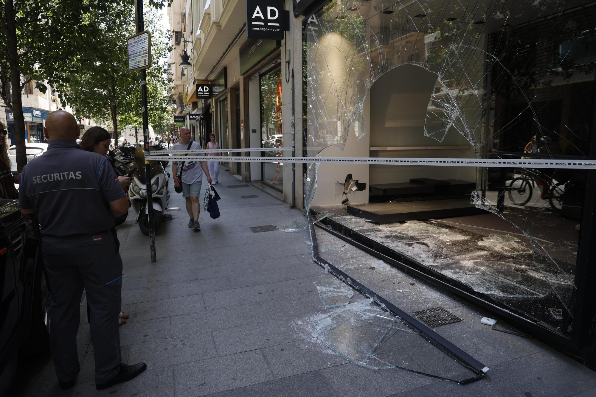 Así ha quedado la tienda Chapeau, en València, tras el alunizaje