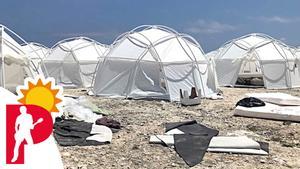 Vista de los alojamientos de lujo en una playa paradisiaca que prometía la publicidad del Fyre Festival