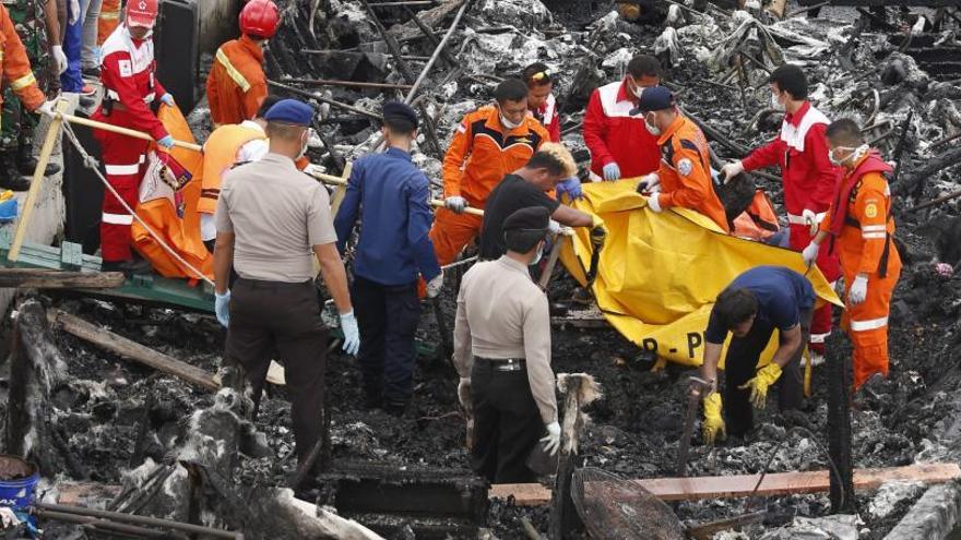 El incendio de un barco deja al menos 23 muertos y 17 desaparecidos en Indonesia