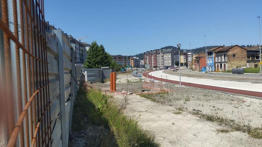 Pugna por el nuevo parque de Langreo: los vecinos piden que lo pague el Principado y no esperar a que acabe la obra de urbanización del plan de vías