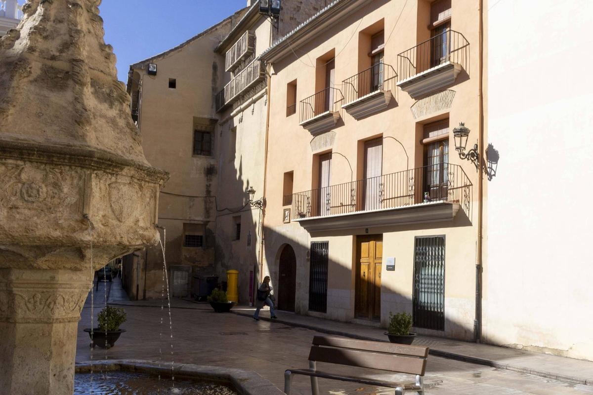 Una mujer pasa por delante del antiguo convento de los Trinitarios, a la venta en Xàtiva por 1,9 millones de euros.
