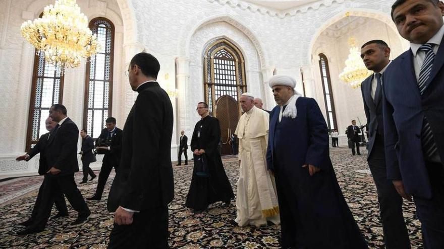 El Papa Francisco, ayer, en la mezquita de Bakú.