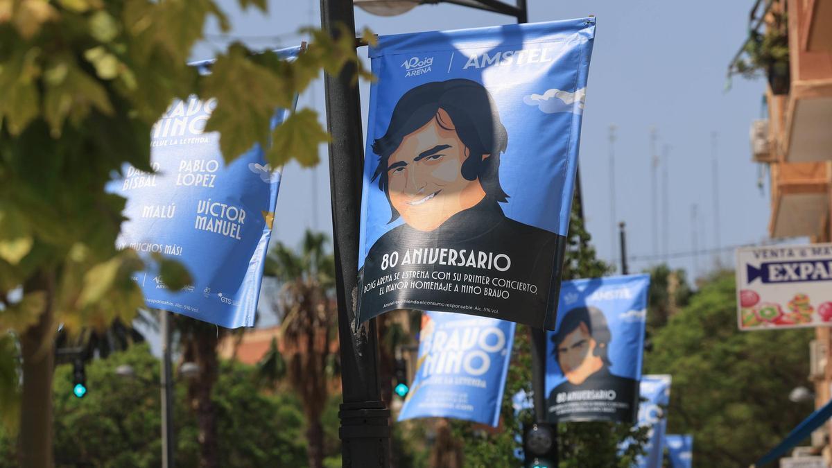 Carteles anunciando el concierto homenaje a Nino Bravo en el Roig Arena