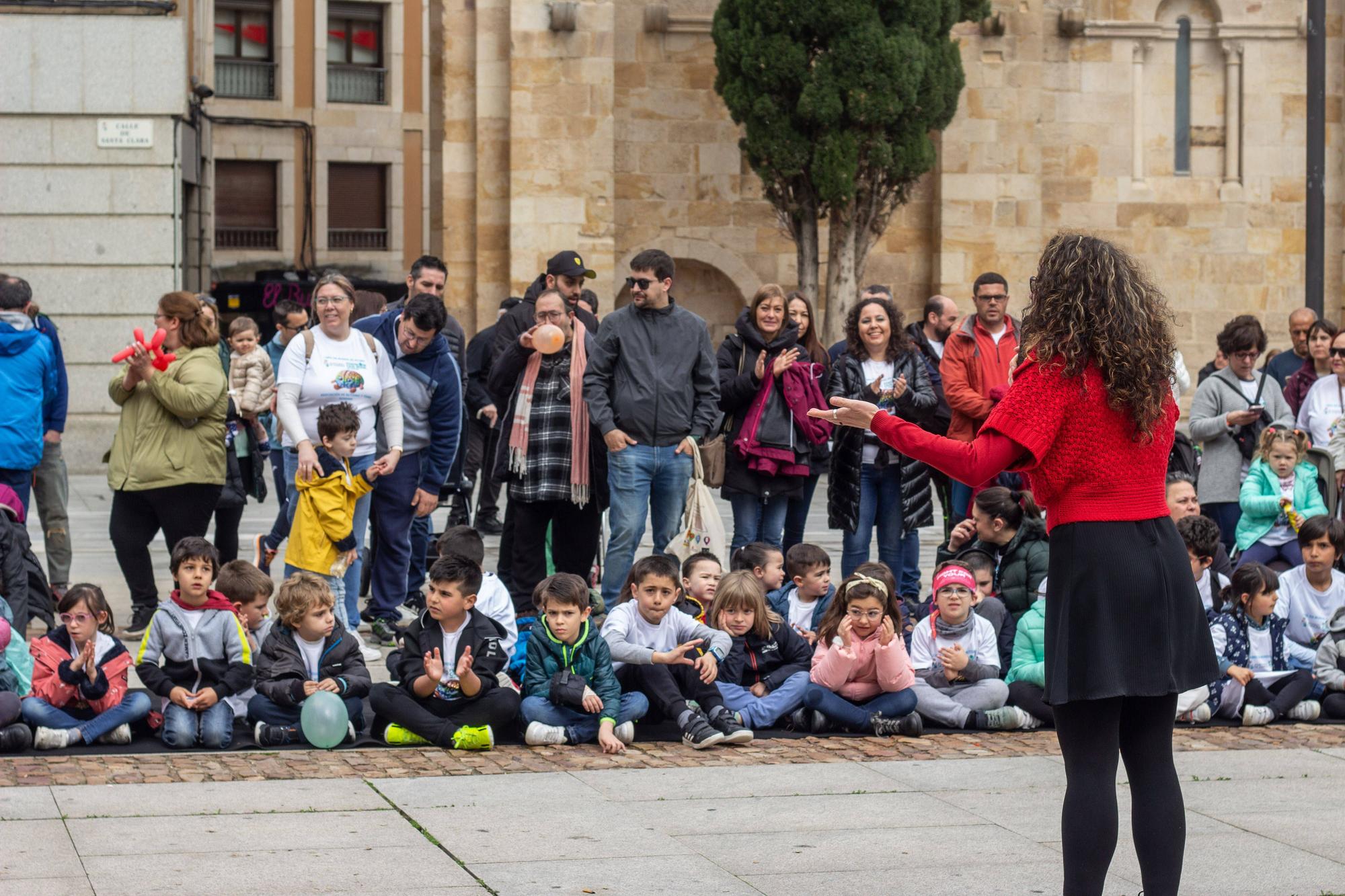 GALERÍA | Marcha solidaria por el autismo en Zamora: cuentos, magia y baile