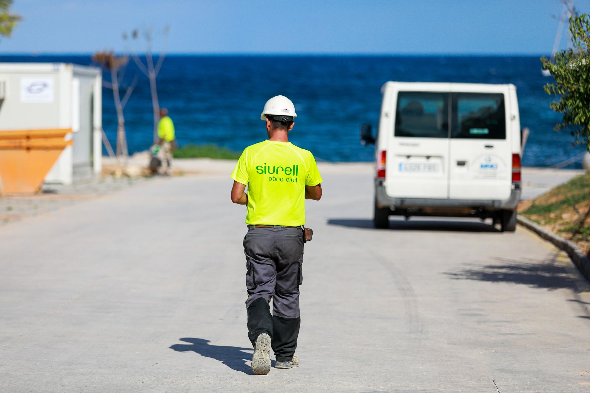 Las imágenes de las obras para sustituir la tubería que se rompió el pasado lunes en es Caló de s’Oli