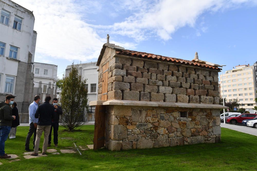 Rey visita el hórreo rehabilitado en San Roque