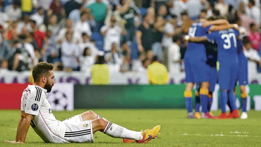 Carvajal, sentado tras la eliminación del Madrid y con los jugadores de la Juve celebrando el pase.