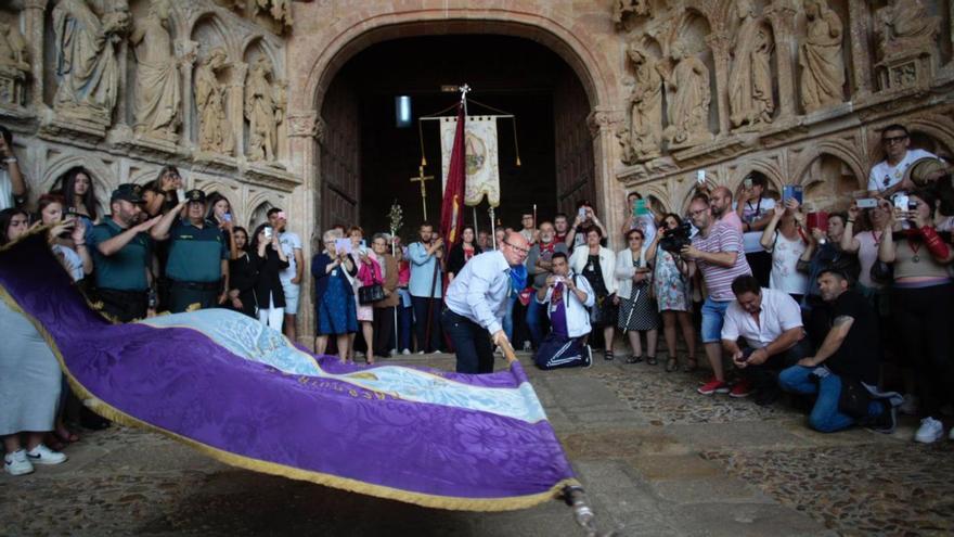 Jose Carlos Herrera «baila» el pendón a las puertas de la iglesia de Santa María de La Hiniesta, en honor a la Virgen de la Concha.