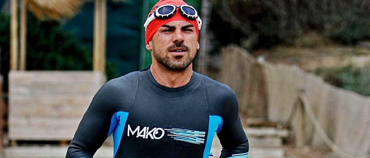 El ibicenco Javier Vergara nadará por una causa solidaria.