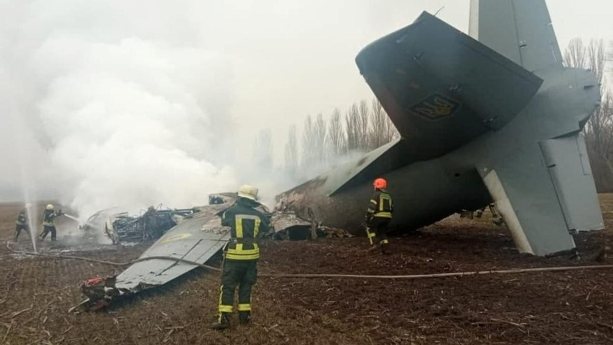 Los bomberos trabajan en el lugar del accidente del avión Antonov de las Fuerzas Armadas de Ucrania en la región de Kiev.