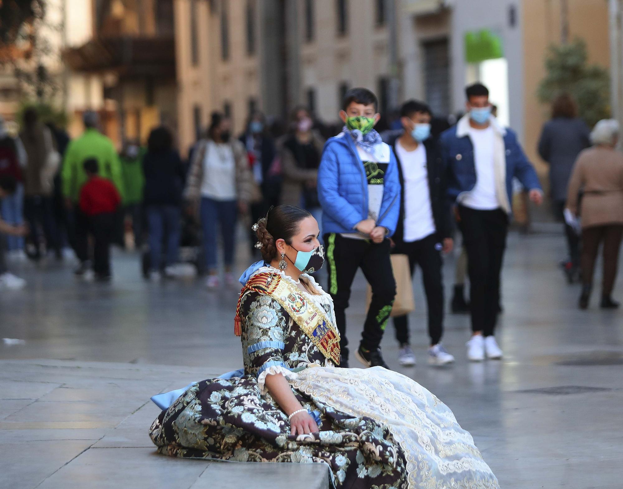 Flores de los falleros a la Virgen en el primer día de la "no ofrenda"