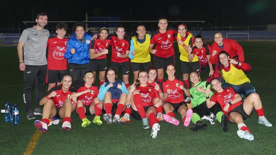 La plantilla del CF Miramar posa tras el encuentro