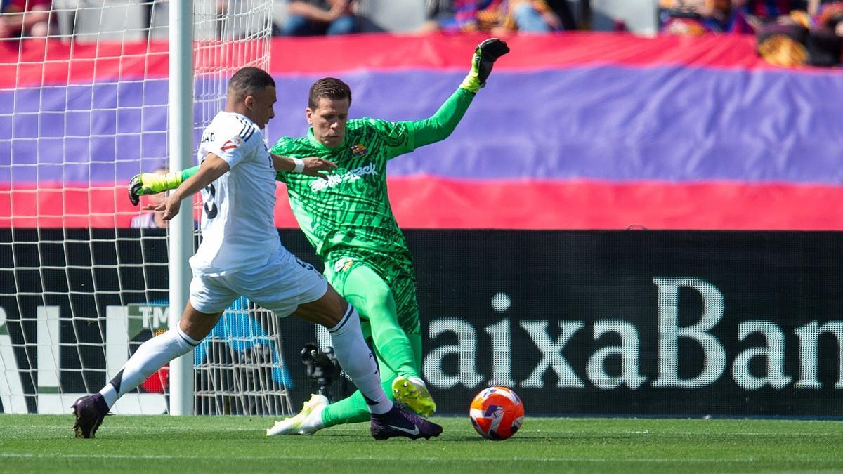 Szczesny comete el penalti sobre Mbappé que supuso el 0 1.