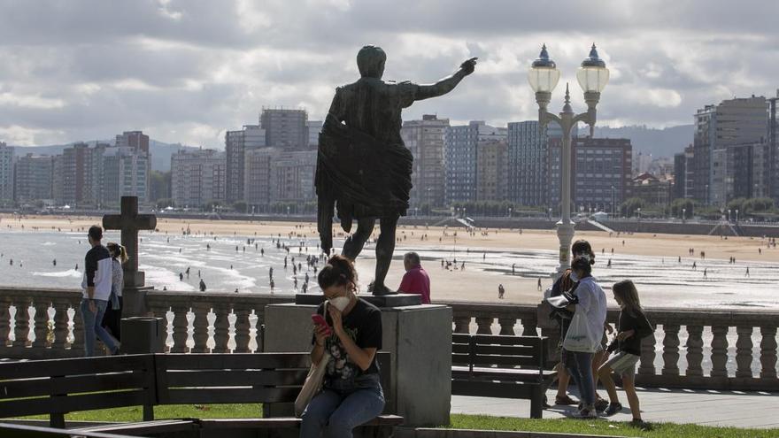 La estatua de Augusto, ayer por la mañana en el Campo Valdés.