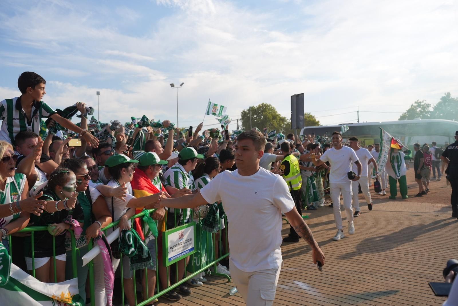 Así recibió la afición del Córdoba CF al autobús del equipo en El Arenal